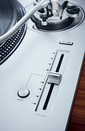 Technics SL-1200GR Grand Class Direct Drive Turntable System is available at vinylsound.ca at the best price. Fusing Technics' traditional analogue and leading-edge digital technologies Launched in 2016, the SL-1200G combined Technics‘ traditional analogue technology and advanced digital technology, while redesigning parts throughout.
