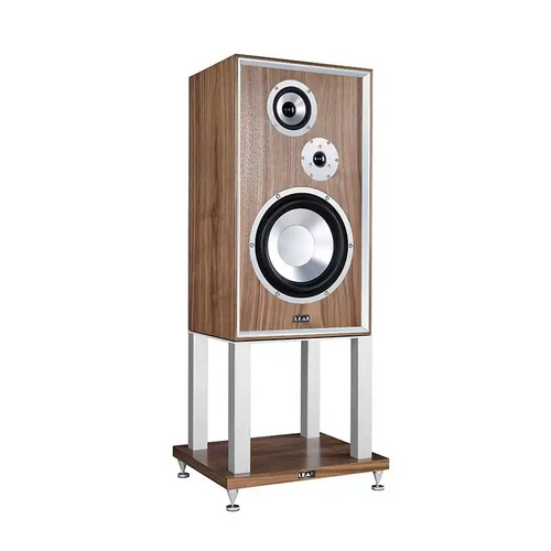 LEAK SANDWICH 250 LOUDSPEAKER | VINYL SOUND A major loudspeaker invention Throughout the history of broadcasting and recording, certain exceptional developments have become milstones in the progress of sound reproduction. One such milestone was the world’s very first low distortion amplifier – the famous original Leak Point One, in 1945. Another was the pioneering major breakthrough with the invention of the fantastically rigid Leak sandwich cone diaphragm.