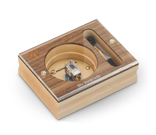 The sound of the Eminent Ex is the result of master cartridge designer Yoshio Matsudaira seeking natural reproduction by minimizing signal loss, internal distortion, and phase distortion. Eminent EX utilizes Matsudaira-san’s unique SH-μX magnetic core. This special core material has higher permeability and flux density than the core material typically used in MC cartridges.