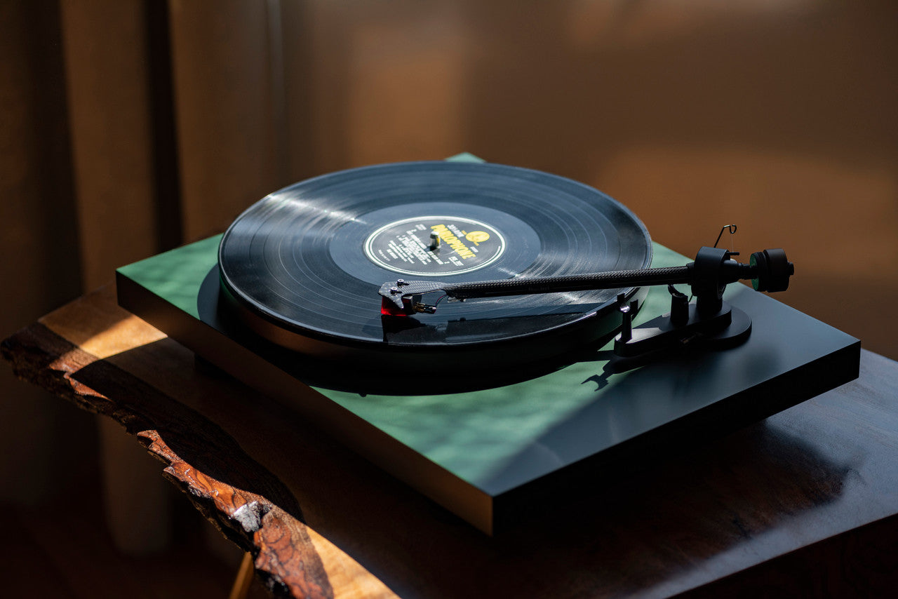 Pro-ject- Debut Carbon Evo (2M Red) Turntable