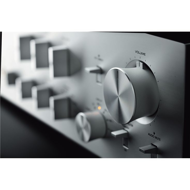 Yamaha C-5000 - Pre-Amp / Power Amp In pursuit of the intangible musical quality that breathes life into high-fidelity audio, the world's largest sound company presents the C-5000 pre-amplifier