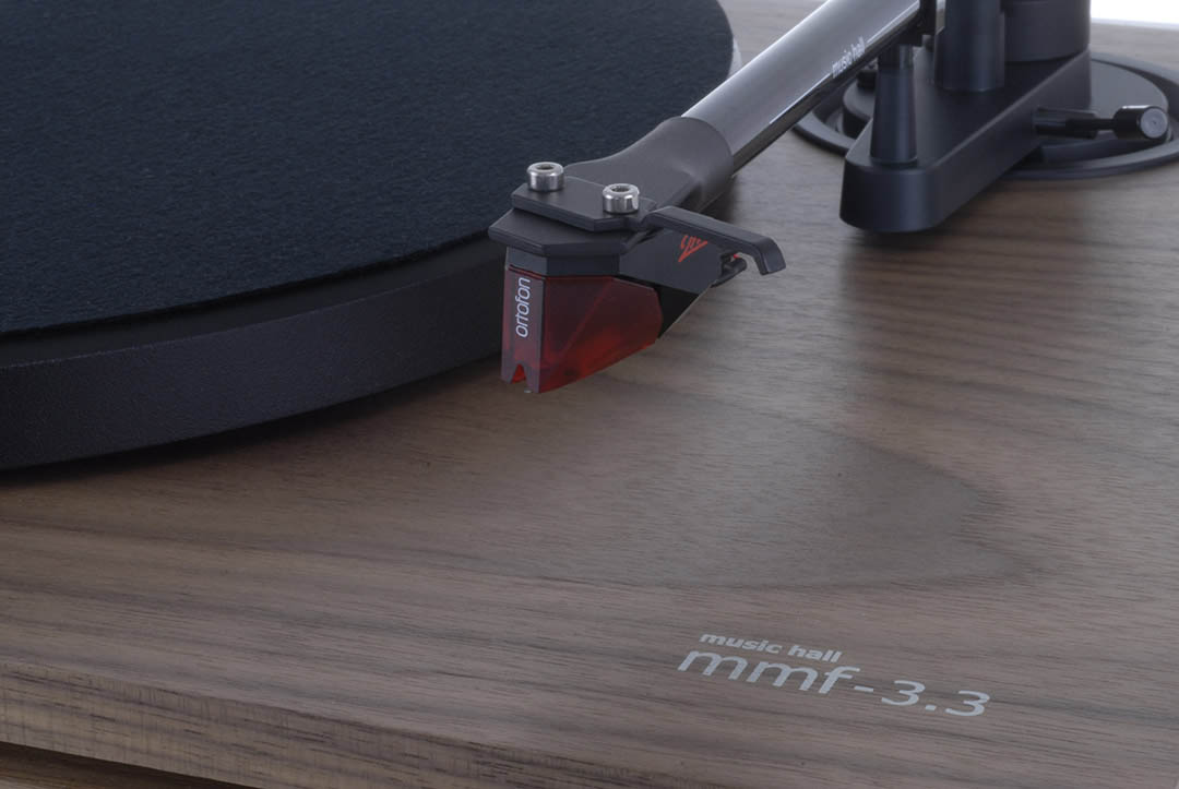 Our first entry-level table utilizing the unique dual-plinth technology! Focus on components The 3-speed belt driven table was developed for those seeking a perfectly matched set of features with an uncompromising focus on sound performance. The complete package The mmf-3.3se comes complete with a tonearm and Ortofon 2M Red cartridge precision mounted.