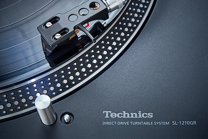 Technics SL-1210GR Grand Class Direct Drive Turntable System is available at vinylsound.ca at the best price. Fusing Technics' traditional analogue and leading-edge digital technologies Launched in 2016, the SL-1200G combined Technics‘ traditional analogue technology and advanced digital technology, while redesigning parts throughout. Its outstanding performance literally rocked the hi-fi market and redefined the reference for direct-drive turntables.
